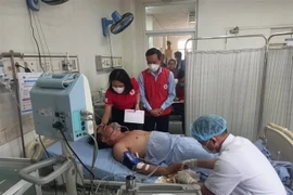 Các bệnh nhân trong vụ tai nạn thương tâm đang được tích cực điều trị tại Bệnh viên Đa khoa Trung ương Quảng Nam. (Ảnh: Trịnh Bang Nhiệm/TTXVN)