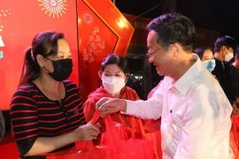 Công nhân, người lao động thị xã Bến Cát, tỉnh Bình Dương nhận quà và lì xì từ các cấp Tổng Liên đoàn lao động và các đơn vị chia sẻ trong những ngày cận Tết. (Ảnh: TTXVN phát)