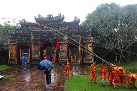 Lễ hạ cây nêu tại hoàng cung triều Nguyễn thuộc khu di sản Hoàng cung Huế. (Ảnh: Tường Vi/TTXVN)