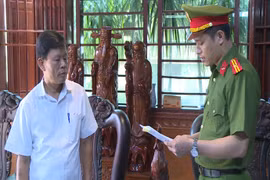 Cơ quan Cảnh sát Điều tra Công an tỉnh thi hành lệnh bắt Lê Chí Cường, nguyên Giám đốc Cơ sở Cai nghiện Ma túy số 1 Thanh Hóa. (Ảnh: Công an Thanh Hóa)