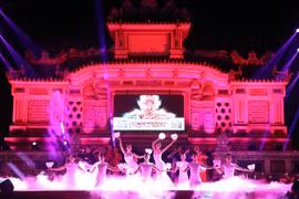 Chương trình nghệ thuật tại Lễ bế mạc Festival nghề truyền thống Huế 2023. (Ảnh: Đỗ Trưởng/TTXVN)