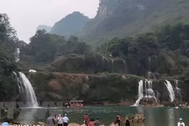 Dòng nước ở chân thác phụ tại thác Bản Giốc đã cạn trơ đáy. (Ảnh: Quốc Đạt/TTXVN)