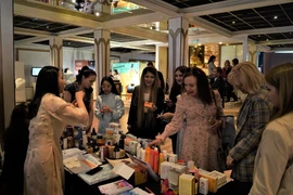 Gian hàng Việt Nam thu hút nhiều khách tham quan. (Ảnh: Duy Trinh/TTXVN)