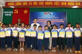 Bà Trương Mỹ Hoa, nguyên Phó Chủ tịch nước, Chủ tịch Quỹ học bổng Vừ A Dính, Chủ nhiệm Câu lạc bộ 'Vì Hoàng Sa-Trường Sa thân yêu' trao học bổng Vừ A Dính cho các em học sinh là con em đồng bào dân tộc thiểu số có hoàn cảnh khó khăn. (Ảnh: Công Thử/TTXVN)