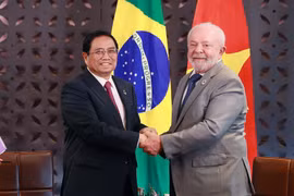 Thủ tướng Phạm Minh Chính và Tổng thống Brazil Luiz Inácio Lula da Silva. (Ảnh: Dương Giang/TTXVN)
