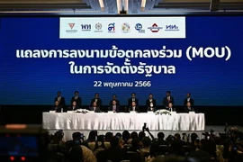 Lãnh đạo các đảng chính trị Thái Lan chụp ảnh chung tại lễ ký Bản ghi nhớ về thành lập Chính phủ mới ở Bangkok, ngày 22/5. (Ảnh: AFP/TTXVN)