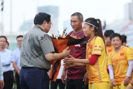 Thủ tướng Phạm Minh Chính động viên Đội tuyển Bóng đá Nữ Quốc gia. (Ảnh: Dương Giang/TTXVN)
