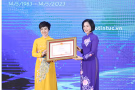 Tổng Giám đốc TTXVN Vũ Việt Trang trao Bằng khen của Thủ tướng Chính phủ cho bà Ninh Hồng Nga, Tổng biên tập Báo Tin tức. (Ảnh: Tuấn Anh/TTXVN)