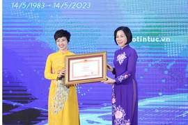Tổng Giám đốc TTXVN Vũ Việt Trang trao Bằng khen của Thủ tướng Chính phủ cho bà Ninh Hồng Nga, Tổng biên tập Báo Tin tức. (Ảnh: Tuấn Anh/TTXVN)