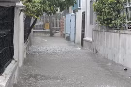 Mưa lớn trong thời gian ngắn khiến một số đoạn đường trong thành phố Huế bị ngập úng. (Ảnh: Mai Trang/TTXVN)