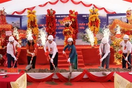 Các đại biểu thực hiện nghi thức khởi công dự án. (Ảnh: Quang Duy/TTXVN)