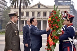 Chủ tịch Quốc hội Vương Đình Huệ đặt vòng hoa tại Đài tưởng niệm Tướng Jose Gervasio Artigas. (Ảnh: Doãn Tấn/TTXVN)