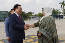 Đại diện Đại sứ quán Cộng hòa Nhân dân Bangladesh tiễn Chủ tịch Quốc hội Vương Đình Huệ tại Sân bay Quốc tế Nội Bài. (Ảnh: Doãn Tấn/TTXVN)