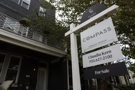 Một ngôi nhà treo biển rao bán tại Washington, DC, Mỹ. (Ảnh: THX/TTXVN)