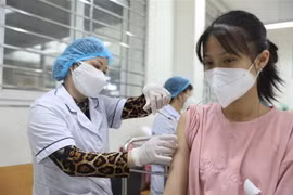 Tiêm vaccine ngừa COVID-19. (Nguồn: TTXVN)