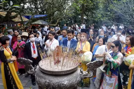 Đoàn đại biểu kiều bào tiêu biểu dâng hương tri ân công đức các Vua Hùng tại Đền Trung. (Ảnh: Trung Kiên/TTXVN)