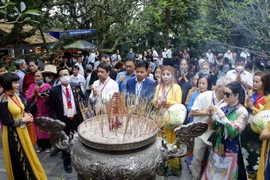 Đoàn đại biểu kiều bào tiêu biểu dâng hương tri ân công đức các Vua Hùng tại Đền Trung. (Ảnh: Trung Kiên/TTXVN)