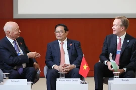 Thủ tướng Phạm Minh Chính trao trao đổi với Nhà sáng lập kiêm Chủ tịch Điều hành Diễn đàn Kinh tế Thế giới (WEF) Klaus Schwab (bên trái) và Chủ tịch Diễn đàn Kinh tế Thế giới (WEF) Børge Brende. (Ảnh: Dương Giang/TTXVN)