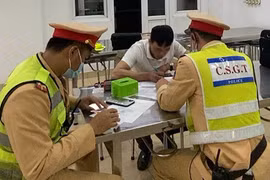 Tài xế C. làm việc với lực lượng cảnh sát giao thông. (Ảnh: Công an cung cấp)