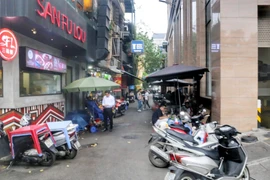 Xe máy dựng tràn ra lề đường đầu ngõ Tràng Tiền. (Ảnh: Tuấn Đức/TTXVN)
