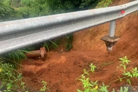 Tuyến đường huyết mạch nối Bình Phước với Lâm Đồng sạt lở nghiêm trọng. (Ảnh: TTXVN phát)