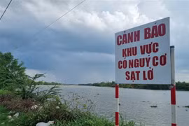 Chính quyền địa phương xã Phước Lại, huyện Cần Giuộc, tỉnh Long An cắm biển cảnh báo nguy hiểm. (Ảnh: Bùi Giang/TTXVN)