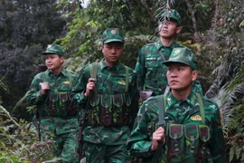 Cán bộ, chiến sỹ Đội phòng, chống ma túy Đồn biên phòng Chiềng On (Biên phòng Sơn La) trên đường tuần tra biên giới. (Ảnh: Trọng Đức/TTXVN)