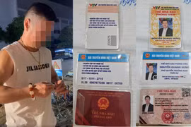 Nguyễn Quang Hưng cùng thẻ nhà báo giả. 