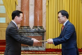 Đại sứ Hàn Quốc Choi Young Sam (bên phải) trình Quốc thư lên Chủ tịch nước Võ Văn Thưởng. (Ảnh: Thống Nhất/TTXVN)
