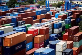 Kho bãi chứa container tại cảng Cát Lái, thành phố Thủ Đức, Thành phố Hồ Chí Minh. (Ảnh: Hồng Đạt/TTXVN)
