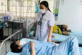 Thăm khám cho các bệnh nhân ngộ độc thực phẩm ở trung tâm y tế. (Ảnh: TTXVN phát)