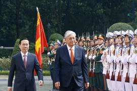 Chủ tịch nước Võ Văn Thưởng và Tổng thống Kazakhstan Kassym-Jomart Tokayev duyệt Đội Danh dự Quân đội Nhân dân Việt Nam. (Ảnh: Thống Nhất/TTXVN)