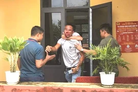 Hình ảnh anh Huyện với khuôn mặt nhiều vết máu và thương tích tại trụ sở Công an xã Hòa Phong.