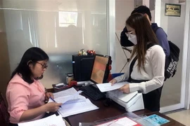 Tiếp nhận hồ sơ hỗ trợ tiền thuê nhà cho người lao động. (Ảnh: Thanh Vũ/TTXVN)