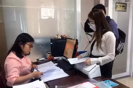 Tiếp nhận hồ sơ hỗ trợ tiền thuê nhà cho người lao động. (Ảnh: Thanh Vũ/TTXVN)