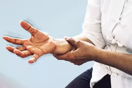 Bệnh Parkinson gây ra các cử động không kiểm soát được như run tay, rối loạn giấc ngủ và sức khỏe tâm thần. (Nguồn: Getty Images)