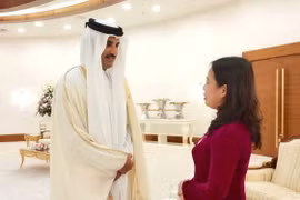 Phó Chủ tịch nước Võ Thị Ánh Xuân gặp Quốc vương Qatar Sheikh Tamim bin Hamad Al-Thani bên lề Hội nghị thượng đỉnh về phối hợp hành động và xây dựng niềm tin ở châu Á (CICA) lần thứ 6 diễn ra tại Kazakhstan tháng 10/2022. (Ảnh: TTXVN phát)