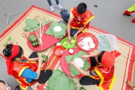 Đội thi huyện Thanh Thủy trong phần thi gói, nấu bánh chưng. (Ảnh: Tuấn Đức/TTXVN)