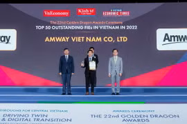 Ông Huỳnh Thiên Triều - Tổng Giám đốc Amway Việt Nam nhận giải thưởng từ Ban tổ chức.