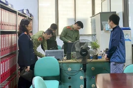 Lực lượng chức năng khám xét tại Trung tâm đăng kiểm xe cơ giới 1201D Lạng Sơn. (Ảnh: TTXVN phát)