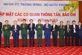 Lãnh đạo Quân ủy Trung ương-Bộ Quốc phòng và các đại biểu chụp ảnh chung. (Ảnh: Trọng Đức/TTXVN)