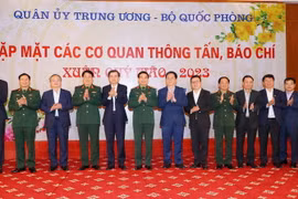 Lãnh đạo Quân ủy Trung ương-Bộ Quốc phòng và các đại biểu chụp ảnh chung. (Ảnh: Trọng Đức/TTXVN)