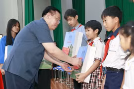 Chủ tịch Quốc hội Vương Đình Huệ tặng quà Tết các cháu mồ côi được Bộ Chỉ huy Bộ đội Biên phòng tỉnh An Giang nuôi dưỡng. (Ảnh: Doãn Tấn/TTXVN)
