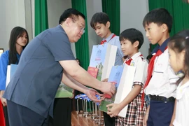 Chủ tịch Quốc hội Vương Đình Huệ tặng quà Tết các cháu mồ côi được Bộ Chỉ huy Bộ đội Biên phòng tỉnh An Giang nuôi dưỡng. (Ảnh: Doãn Tấn/TTXVN)