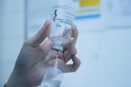 Thuốc giải độc BAT được sử dụng để điều trị ngộ độc Botulinum. (Ảnh: TTXVN phát)