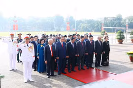 Các lãnh đạo, nguyên lãnh đạo Đảng, Nhà nước thành kính tưởng nhớ Chủ tịch Hồ Chí Minh. (Ảnh: Phạm Kiên/TTXVN)