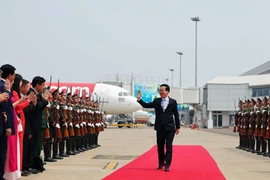Cán bộ, nhân viên Đại sứ quán và đại diện cộng đồng người Việt Nam tại Lào cùng các quan chức Lào ra tiễn Chủ tịch nước Võ Văn Thưởng tại Sân bay quốc tế Wattay ở thủ đô Vientiane. (Ảnh: Thống Nhất/TTXVN)