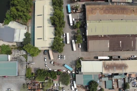 Dòng xe nối đuôi nhau từ đường 70 vào chờ được 'khám' tại Trung tâm đăng kiểm xe cơ giới 2906V. (Ảnh: Hoàng Hiếu/TTXVN)