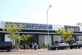 Cơ quan Cảnh sát điều tra Bộ Công an, Viện Kiểm sát Nhân dân Tối cao và các cơ quan chức năng kiểm tra hiện trạng tại Ban quản lý Khu đô thị du lịch biển Phan Thiết. (Ảnh: Nguyễn Thanh/TTXVN)