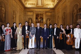 Chủ tịch nước Võ Văn Thưởng và Phu nhân cùng Tổng thống Cộng hòa Italy Sergio Mattarella và con gái với các nghệ sỹ tham gia Chương trình hòa nhạc. (Ảnh: Thống Nhất/TTXVN)